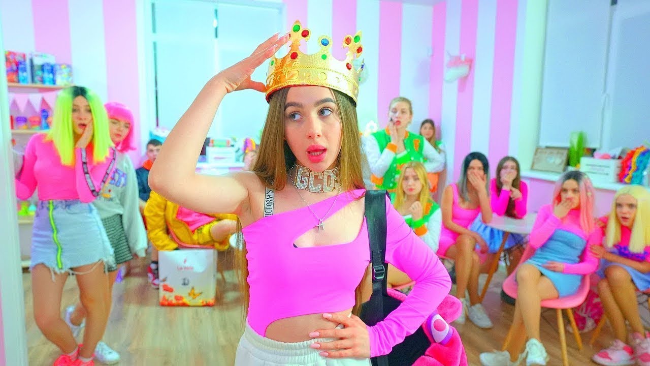 DIANA S-A IMAGINAT PE EA ÎNSĂȘI REGINA ȘCOLII! Cine este împotrivă?