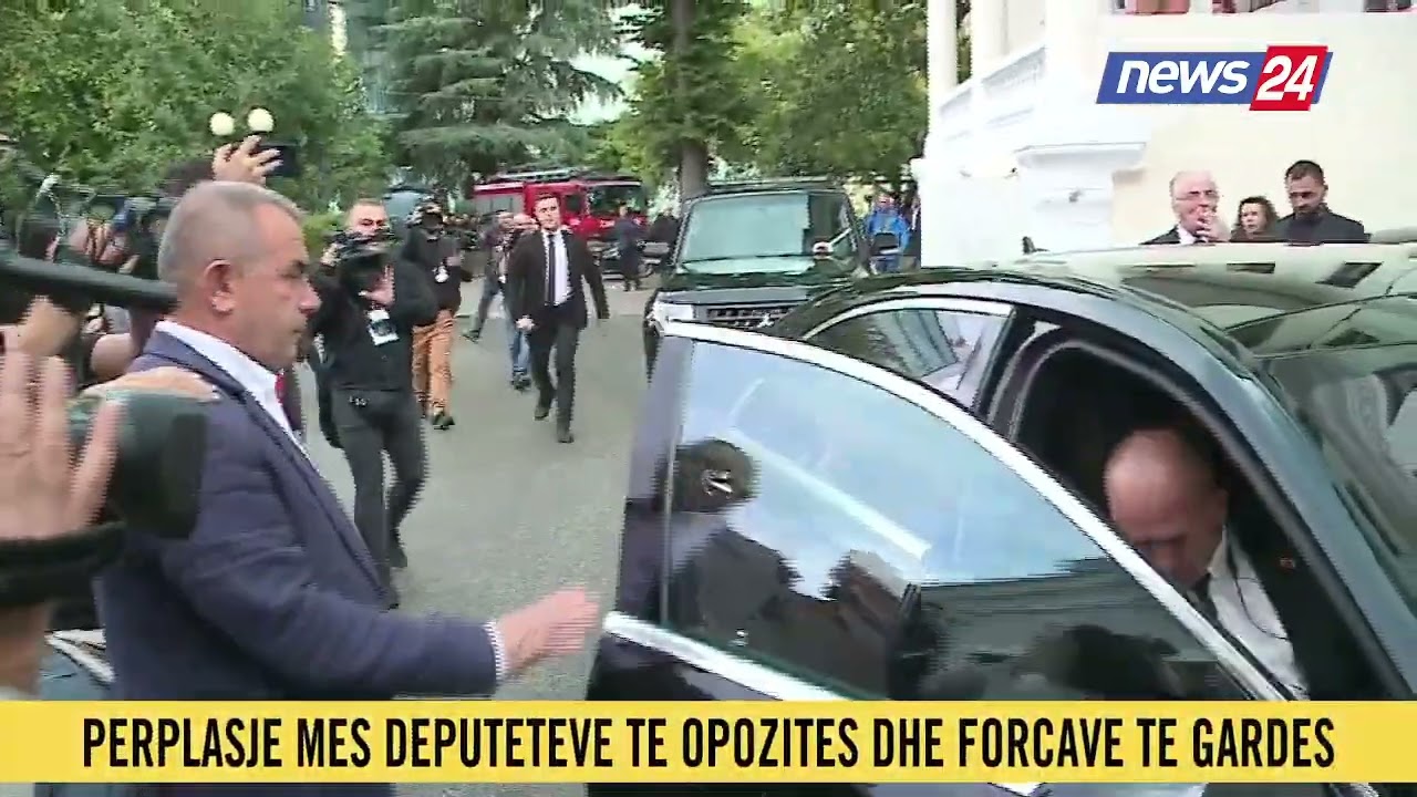 Makina e Spiropalit mbërrin në Parlament, demokratët i bllokojnë dyert, kthehet pas