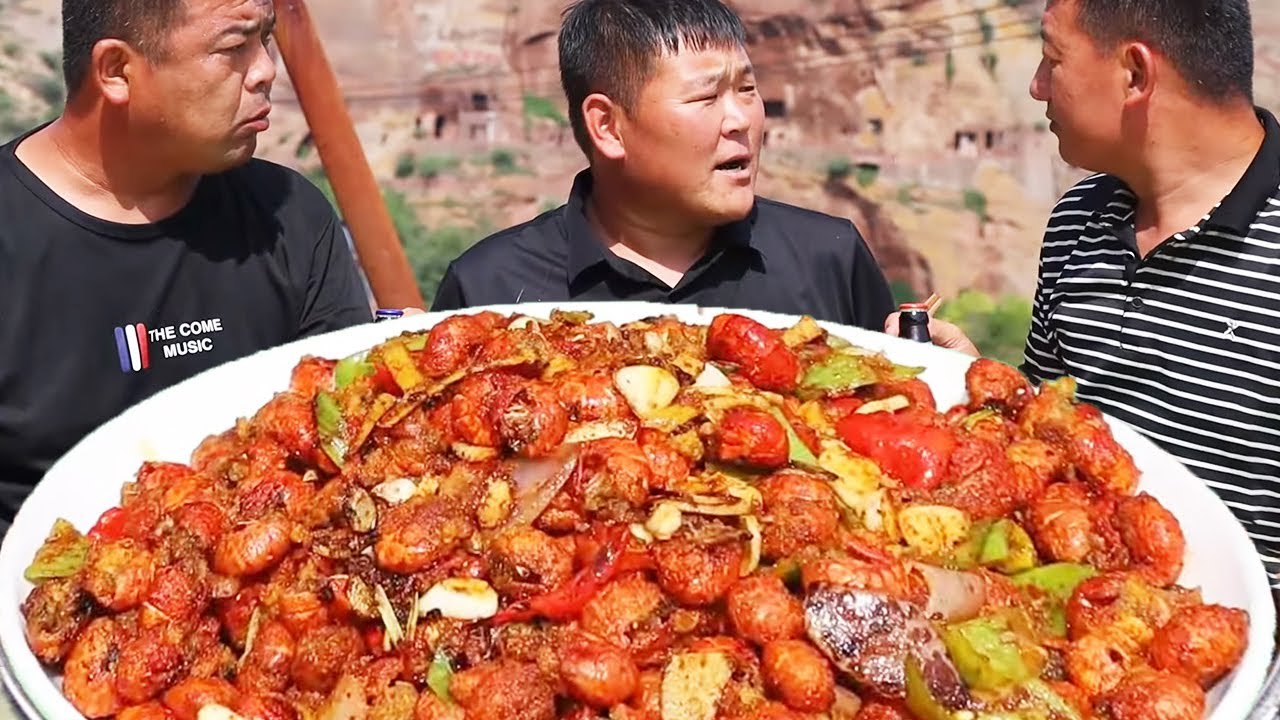 三兄弟为生活琐事争吵，机灵鬼小波用一盘香酥虾成功化解！满满一大盆吃爽了【黄土兄弟】