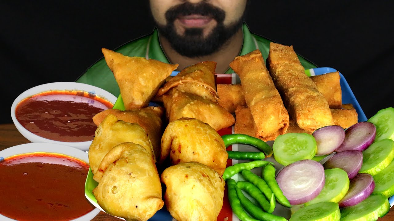 Eating SAMOSA, SINGARA, VEGETABLE Roll, Tomato Sause, Green Chili, Onion, Cucumber | #LiveToEATT