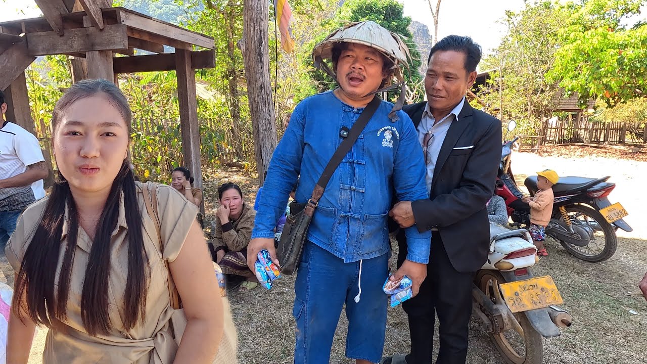 บ่าวนายพาบ่าวแมกมาแจกของ ในบ้านหมู่บ้านนี้อารมณ์ดีมาก