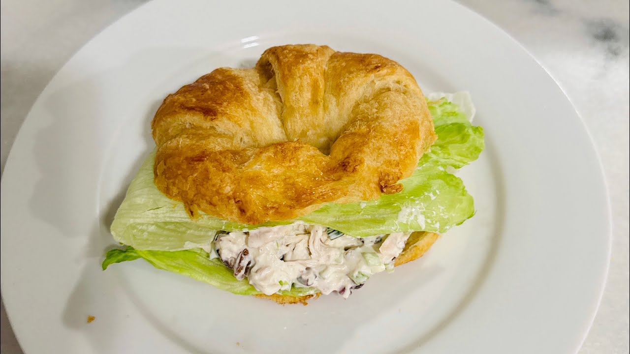 Ensalada de pollo con arándanos y nuez. 