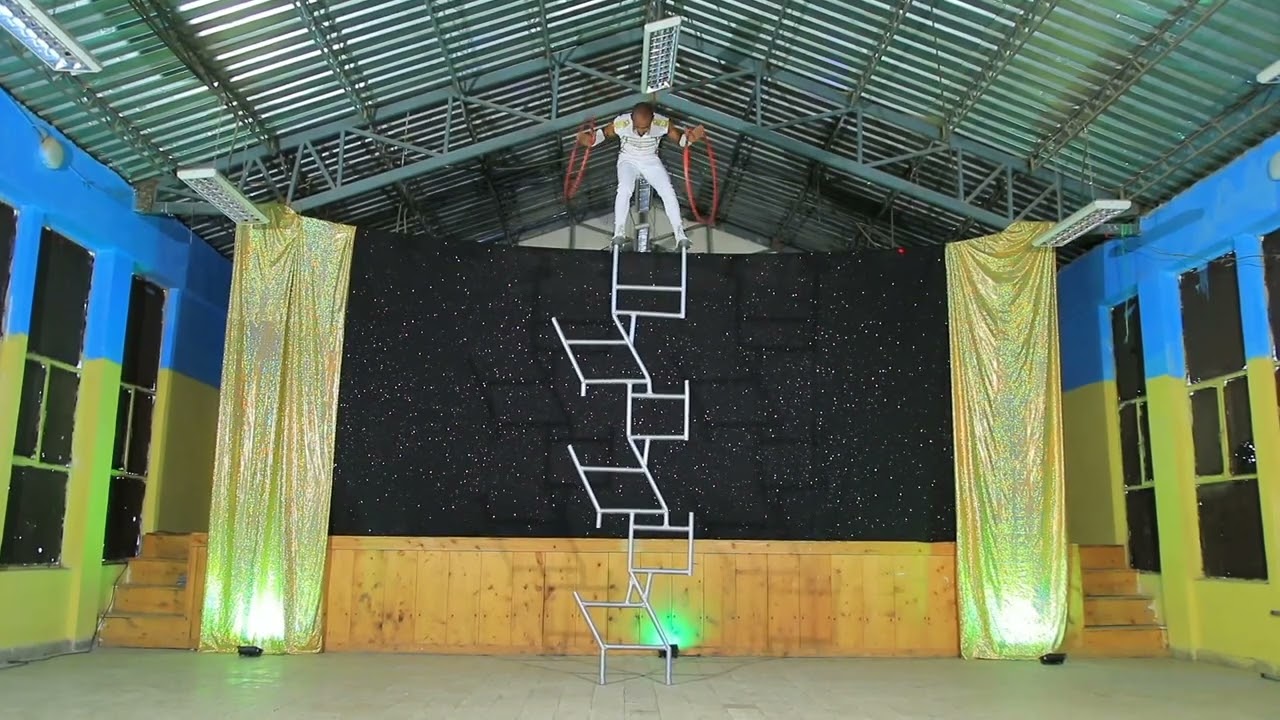 Nati Free standing ladder act