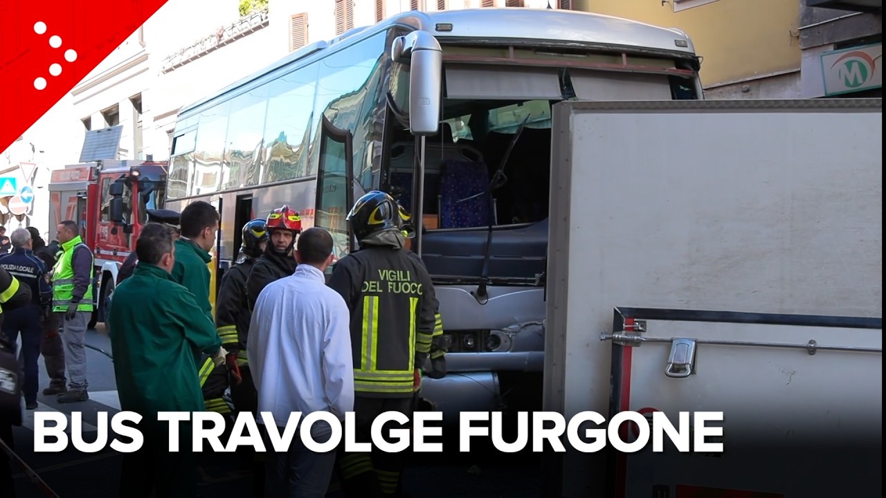 Incidente a Stradella (Pavia), bus scolastico travolge furgone e lo scaraventa contro un negozio