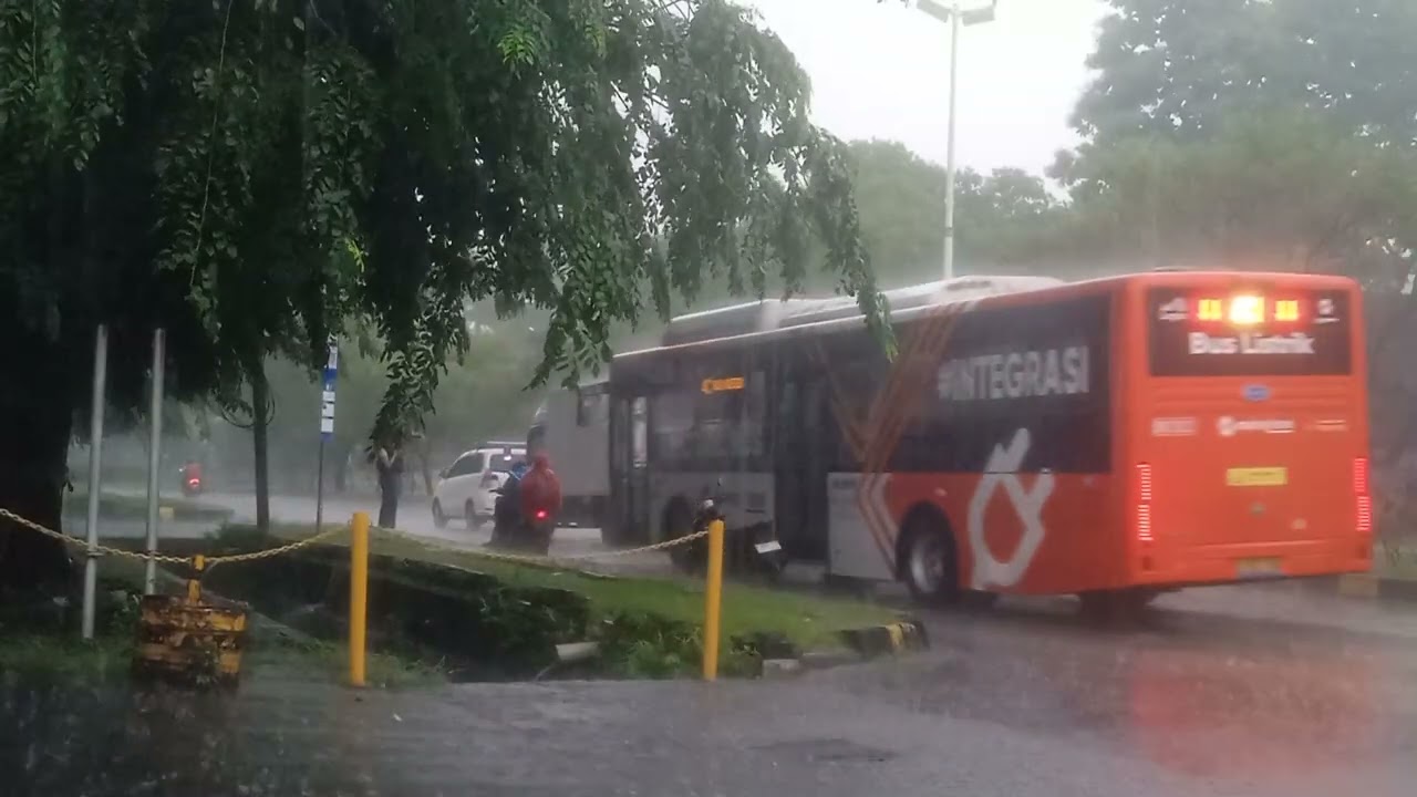 PT JIEP Jakarta Di Guyur Hujan 