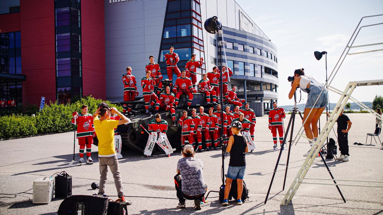 Загляните за кулисы, где команда MoDo Hockey делает командное фото с CV90