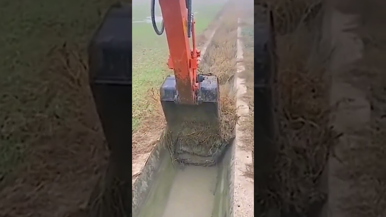 How smartly excavator shovel cleaning water canal #satisfying #short