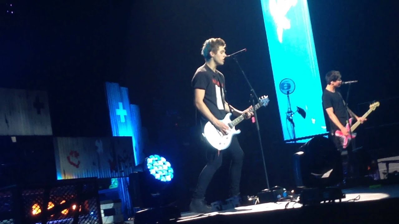 5 Seconds Of Summer- Kiss Me Kiss Me, Calum forgetts lyrics!! FRONT ROW, Stockholm Sweden