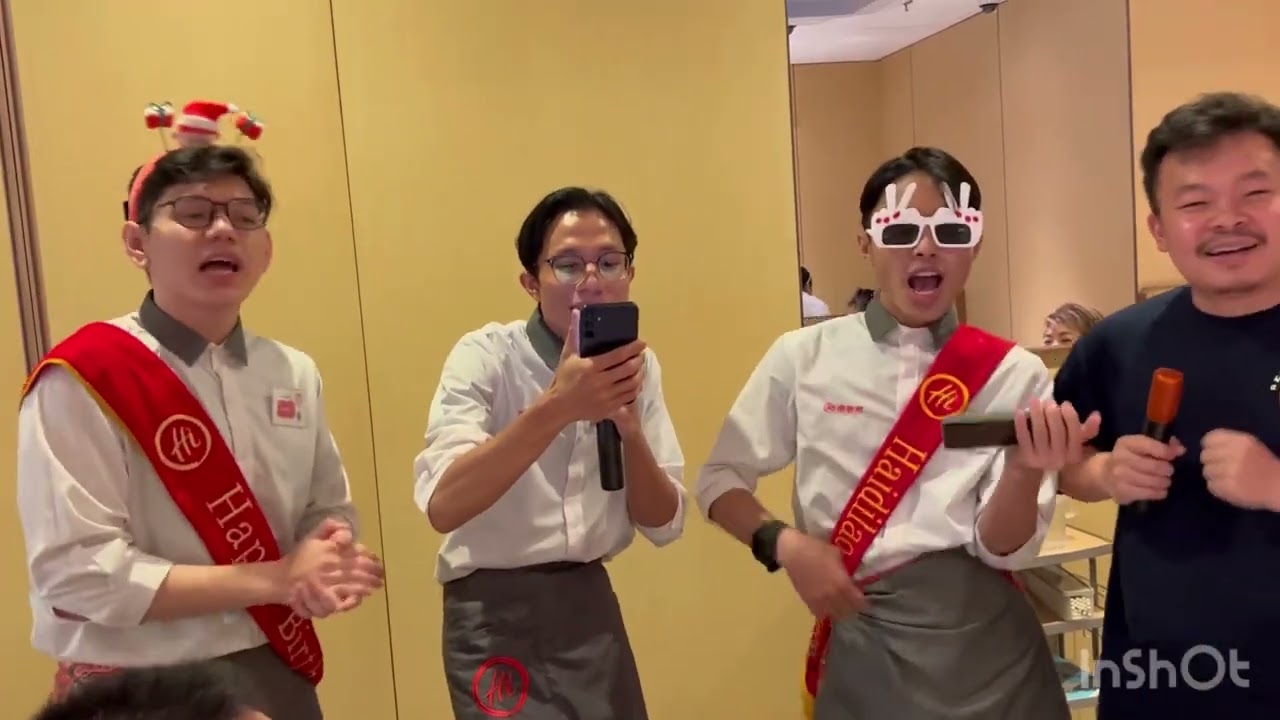 Fun performance at Hai Di Lao hot pot