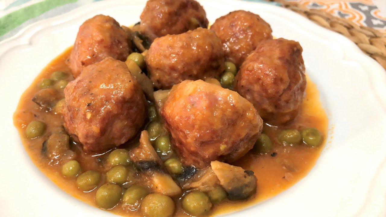 Albóndigas con champiñones y guisantes, con una salsa deliciosa
