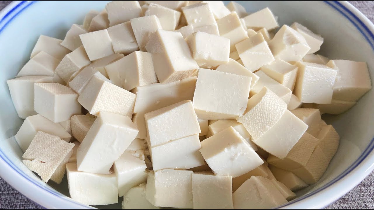 把豆腐切成丁，放锅里蒸一蒸，我家一周吃5次，每次上桌都光盘 #Tofu