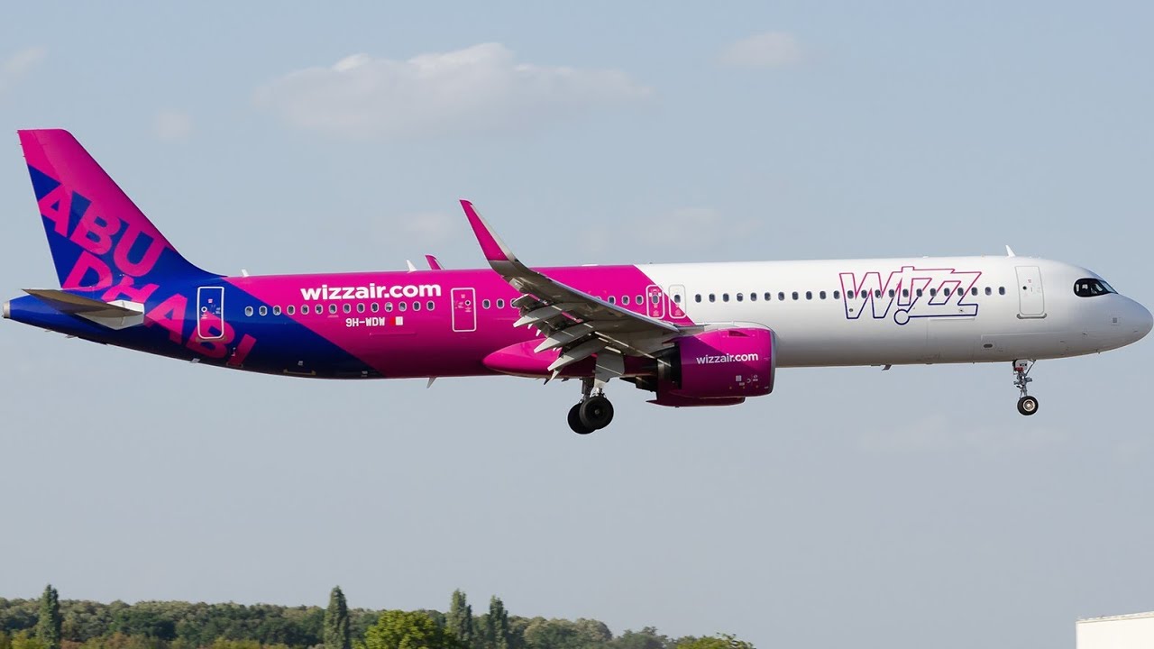 Wizz Air Airbus A321 Neo Landing at London Luton (4K)