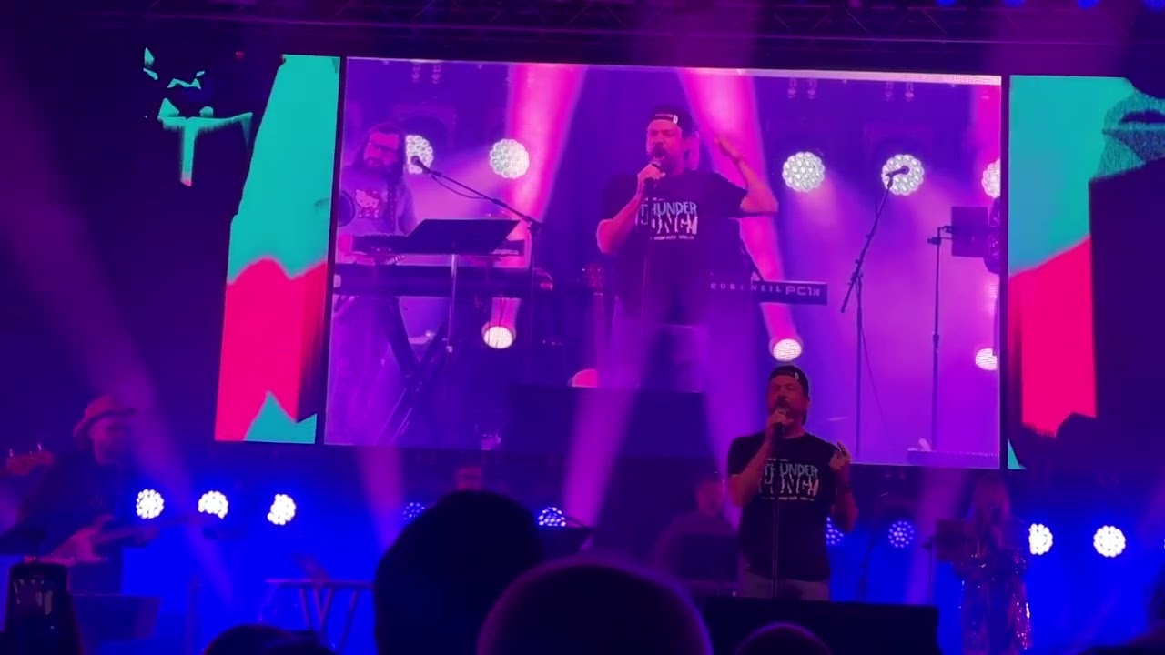 Thundergong 2024! Jason Sudeikis sings  Happier Than Ever by Billie Eilish, backed by Summer Breeze.