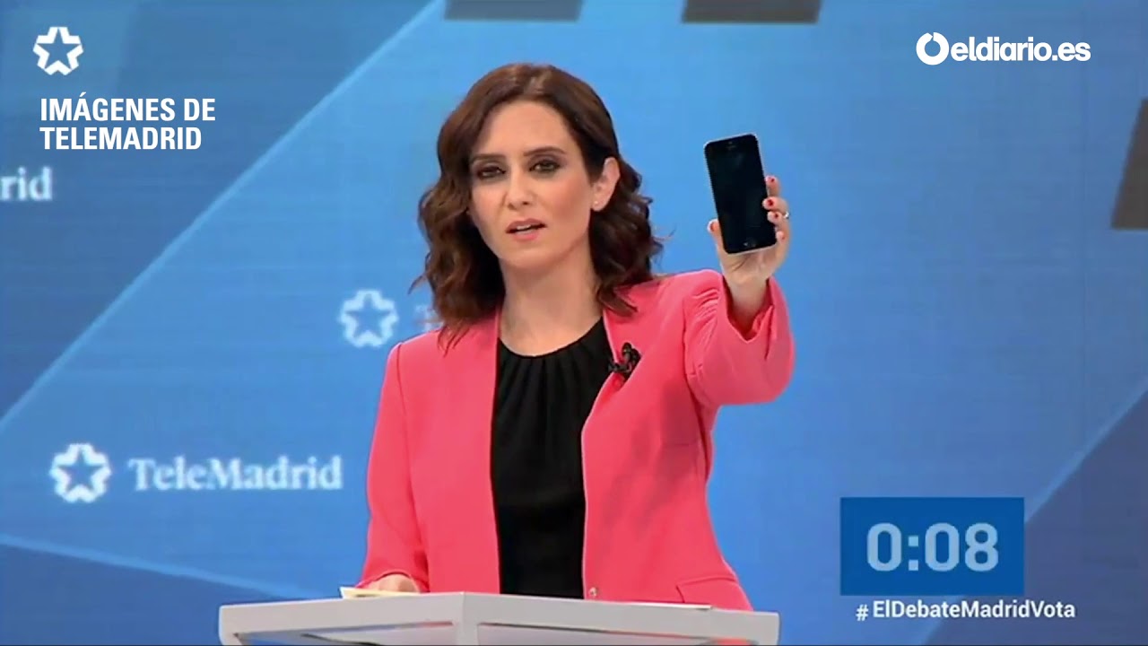Díaz-Ayuso saca un móvil apagado en el debate para explicar la propuesta digital del PP