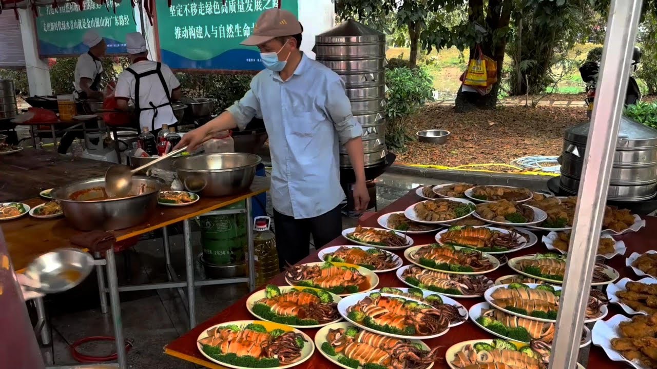 广东信宜农村酒席400卓，538元12道菜，三丝捞面，鸳鸯鸡，白灼虾，黄金包子，杨桃鸭，鸡中翅，泰汁鱿鱼筒，镇隆三宝，百合玉米丁，梅菜扣肉，清蒸鲈鱼，油菜心