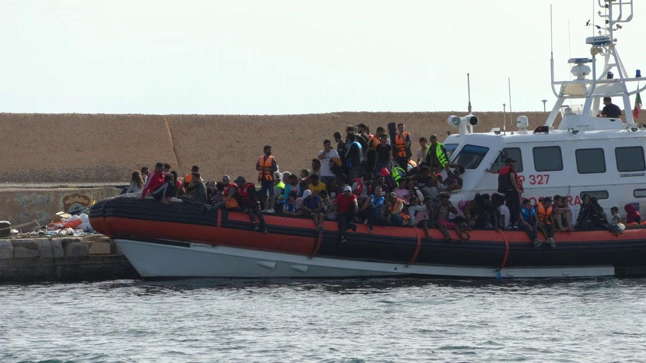 Lampedusa, ancora sbarchi al molo Favaloro: persone soccorse da motovedetta
