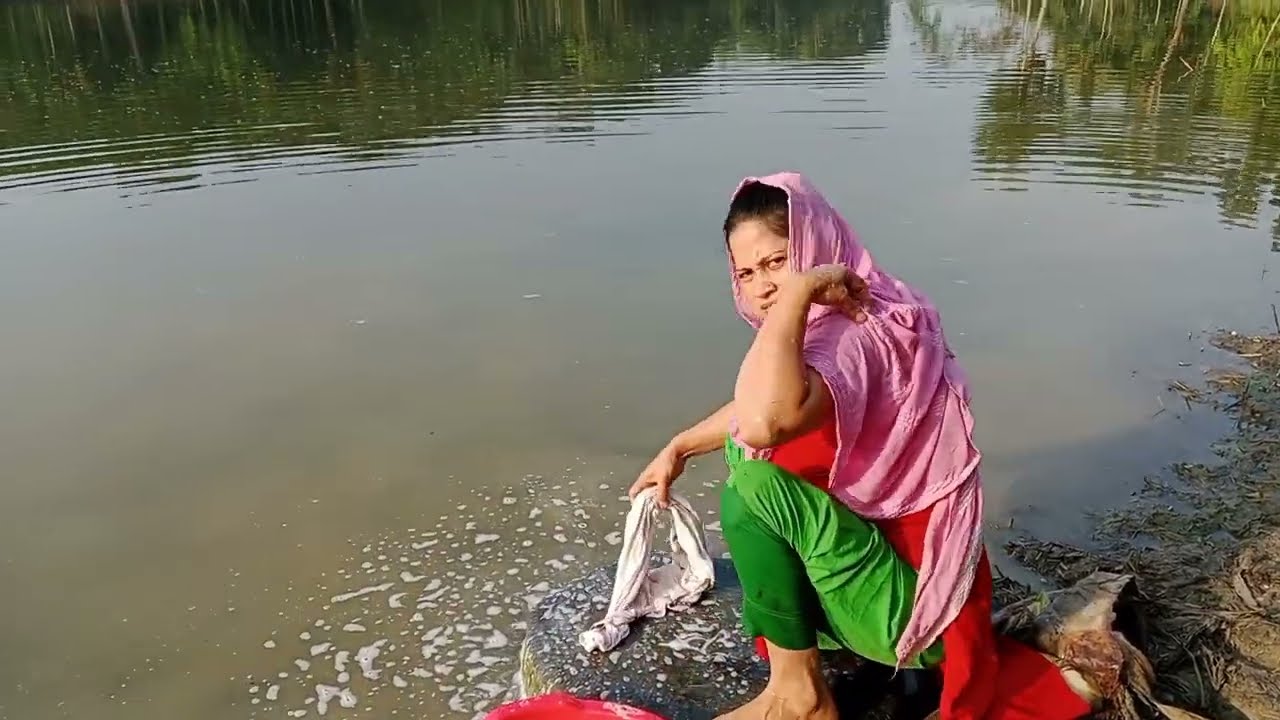 গ্রামের নদীতে গোসল ও কাপড় কাঁচা। গ্রামীণ জীবনের দৃশ্য 