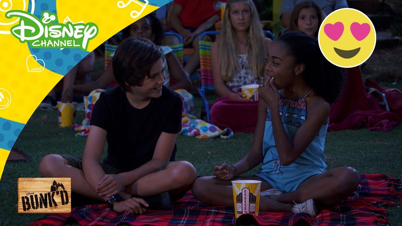 Bunk'd | Flirt i friluftsbiografen - Disney Channel Danmark