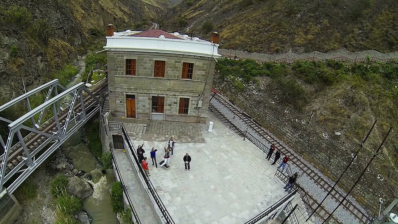 Nariz del Diablo. Tren. Alausí - Sibambe. Chimborazo. Ecuador. Dji Phantom.