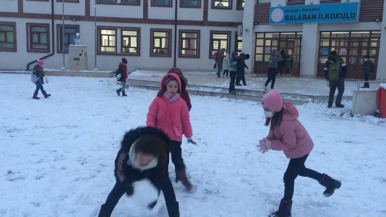 Osmaneli'de &Ccedil;ocukların kar sevinci