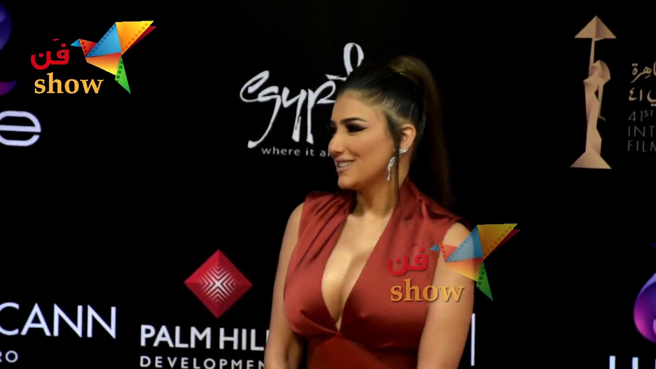 مي عمر في قمة الإثارة والجرأة على الريد كاربت بختام مهرجان القاهرة