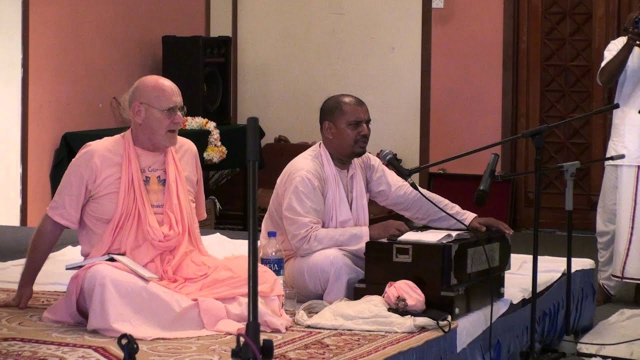 HH Muni maharaj is singing 