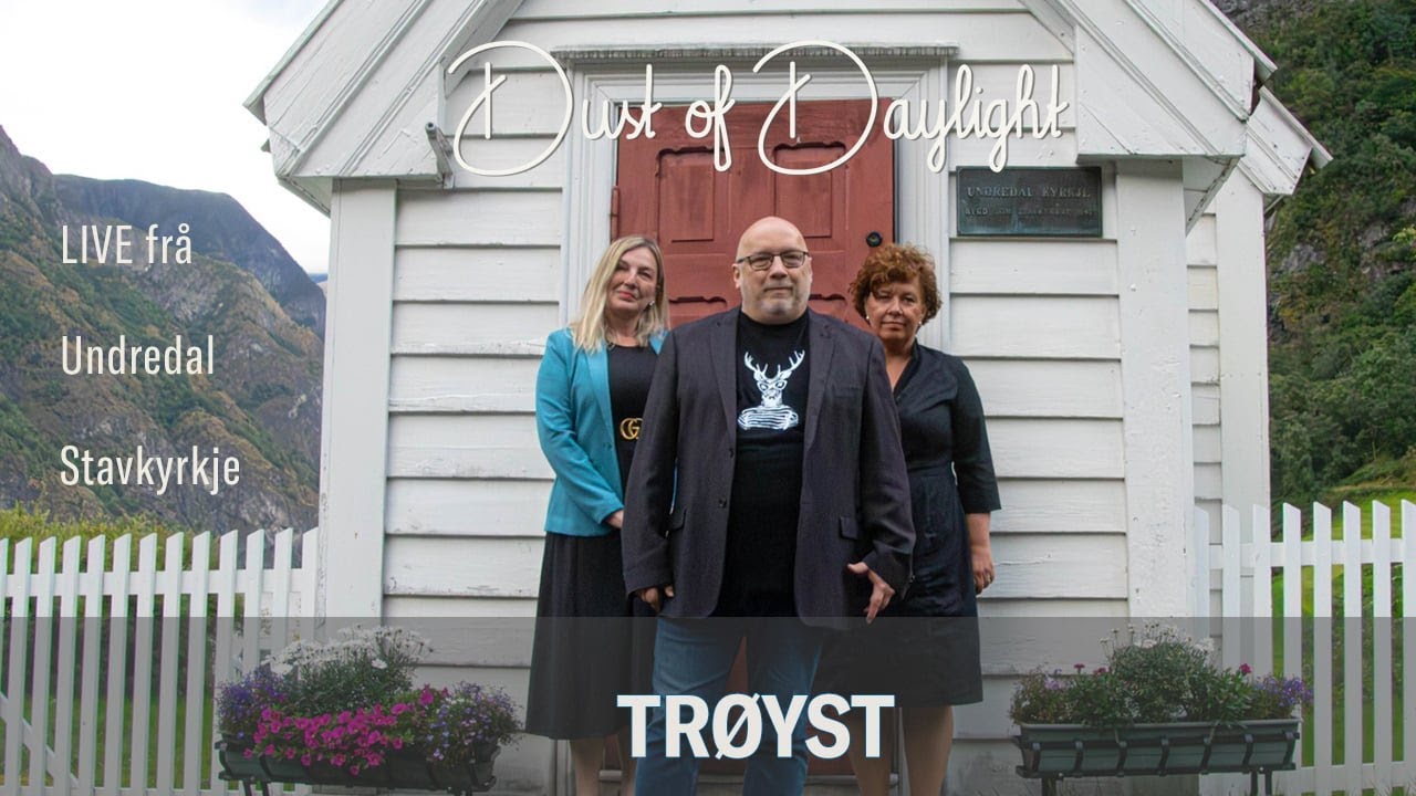 Tr&oslash;yst: Sjumilssko - Live fr&aring; Undredal Stavkyrkje | Dust of Daylight Sessions