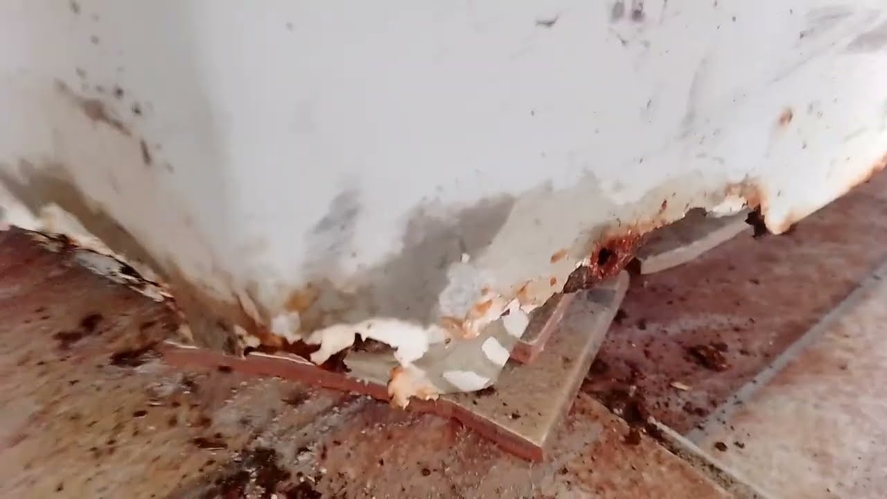 Gambiarra monstro no gabinete da lavadora de roupas