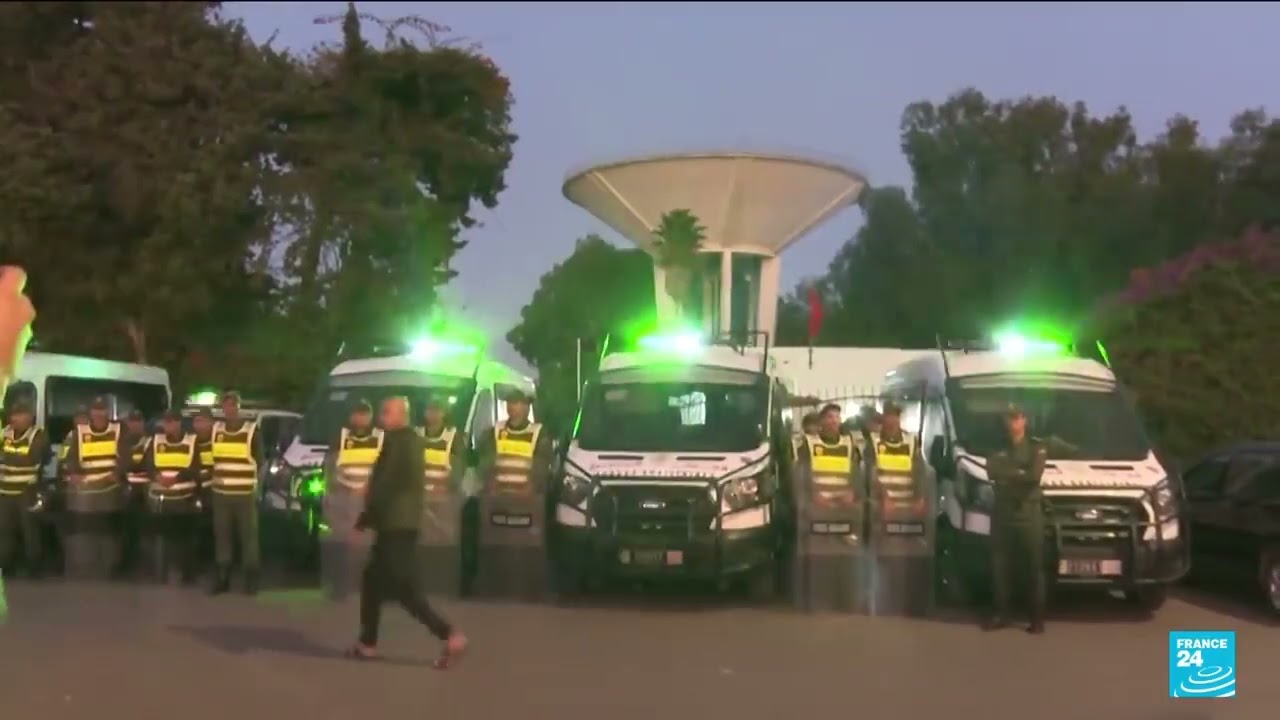 Des voitures de police foncent sur des manifestants pacifiques