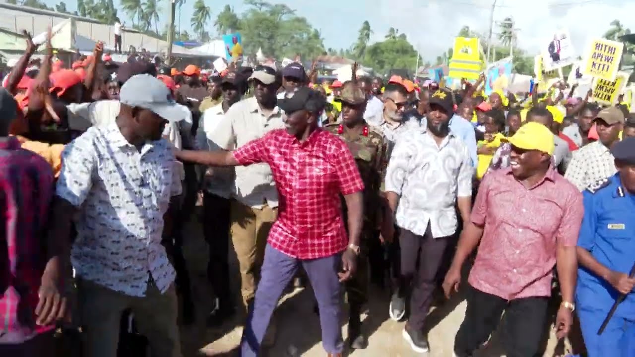 President Ruto acknowledging greetings from Wananchi at the Tezo - Kakanjuni road