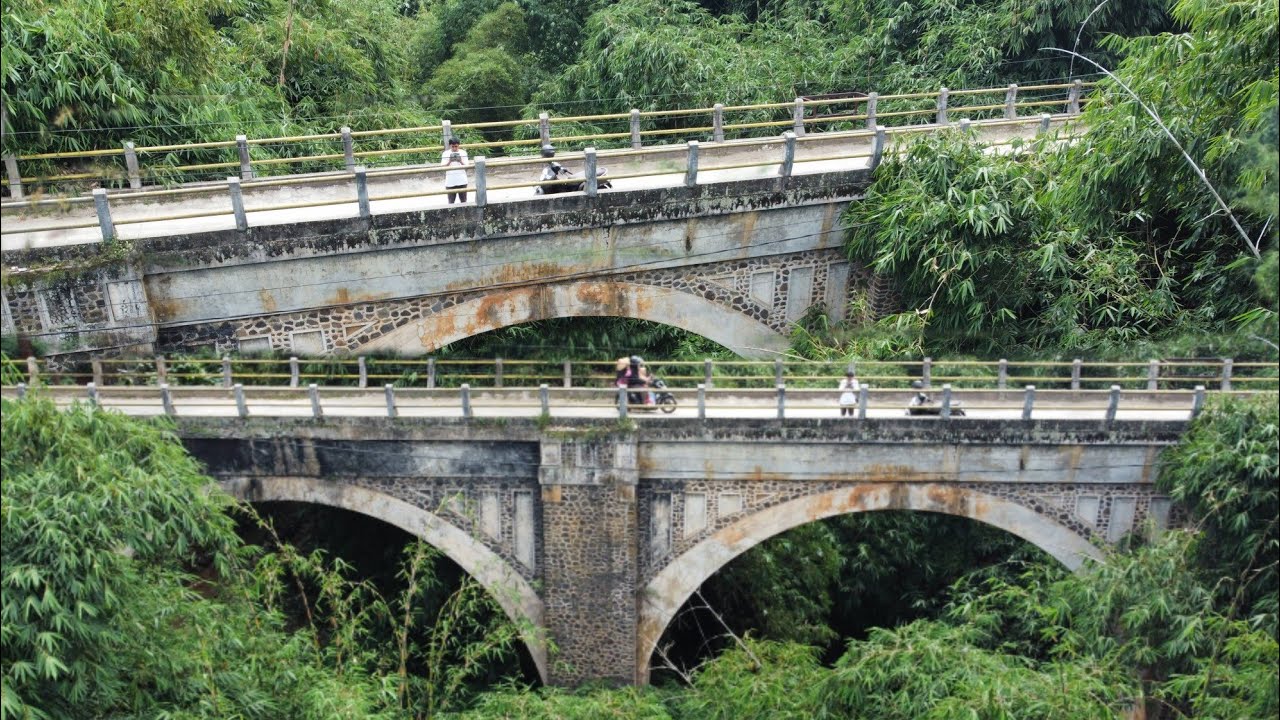 DIANTARA RIMBUNYA HUTAN BAMBU TERDAPAT JEMBATAN KERETA TUA YANG MASIH KOKOH SEJAK 1920an !