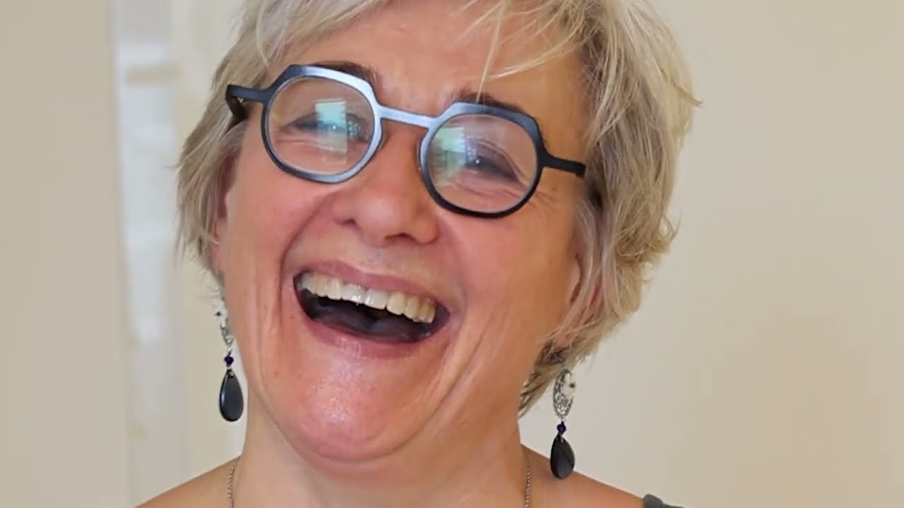 Gironde : une séance de yoga du rire à l'occasion du forum Vieillir ensemble