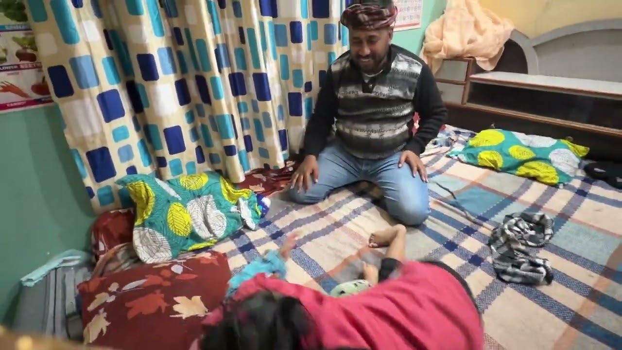 सिया आरव के साथ खेलते उसके पापा 