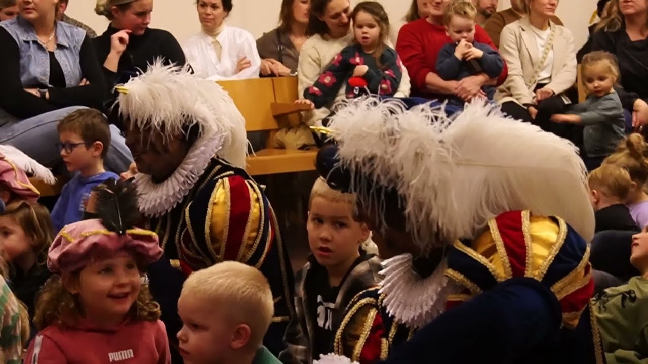 Sinterklaas leest voor in Sint-Joris kerk Borculo