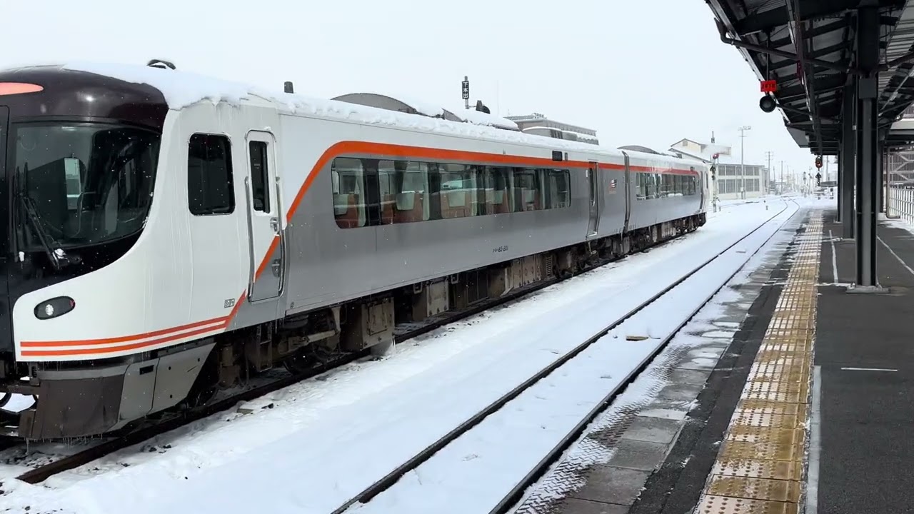 [Почему?] 8 февраля 2026 года: Поезд припаркован на заснеженной станции Такаяма. Этот поезд состо...