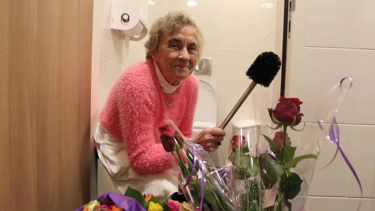 Ontslagen toiletjuf (83) in tranen