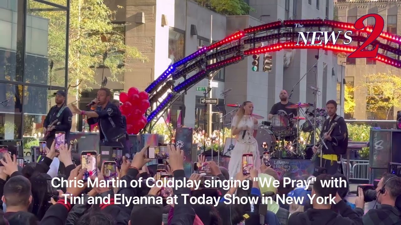 Chris Martin of Coldplay singing 