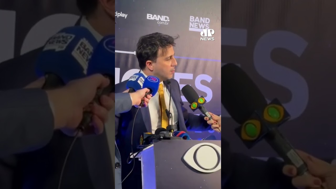 Renan Santos leva fraldas com nomes de Lula e Fl&aacute;vio Bolsonaro:  