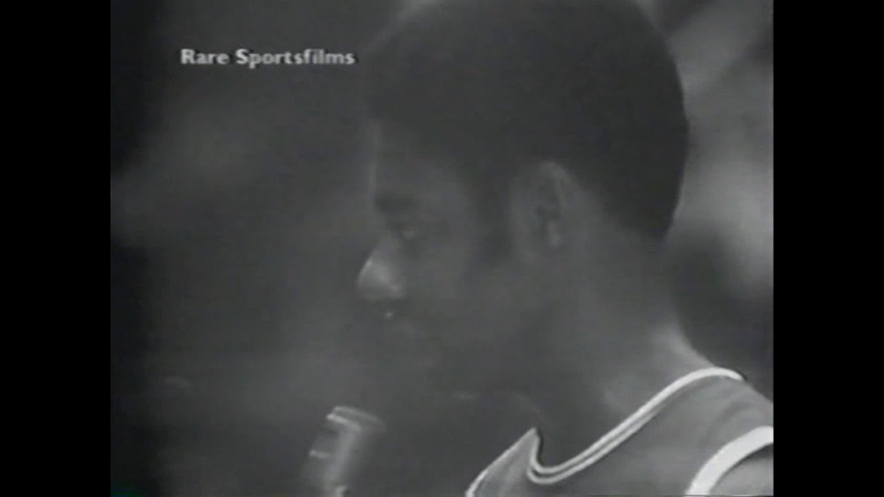 Oscar Robertson (14pts) vs. ABA All-Stars (1972)