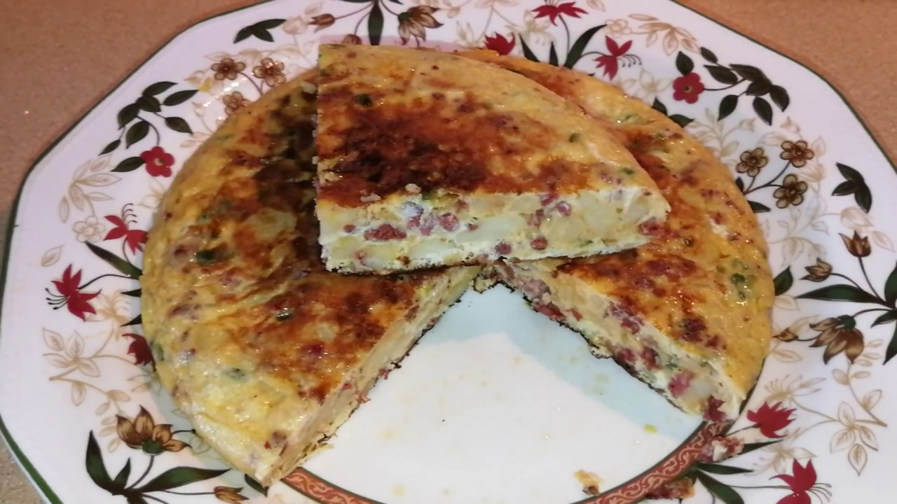 Tortilla de patatas con chorizo y pimiento.