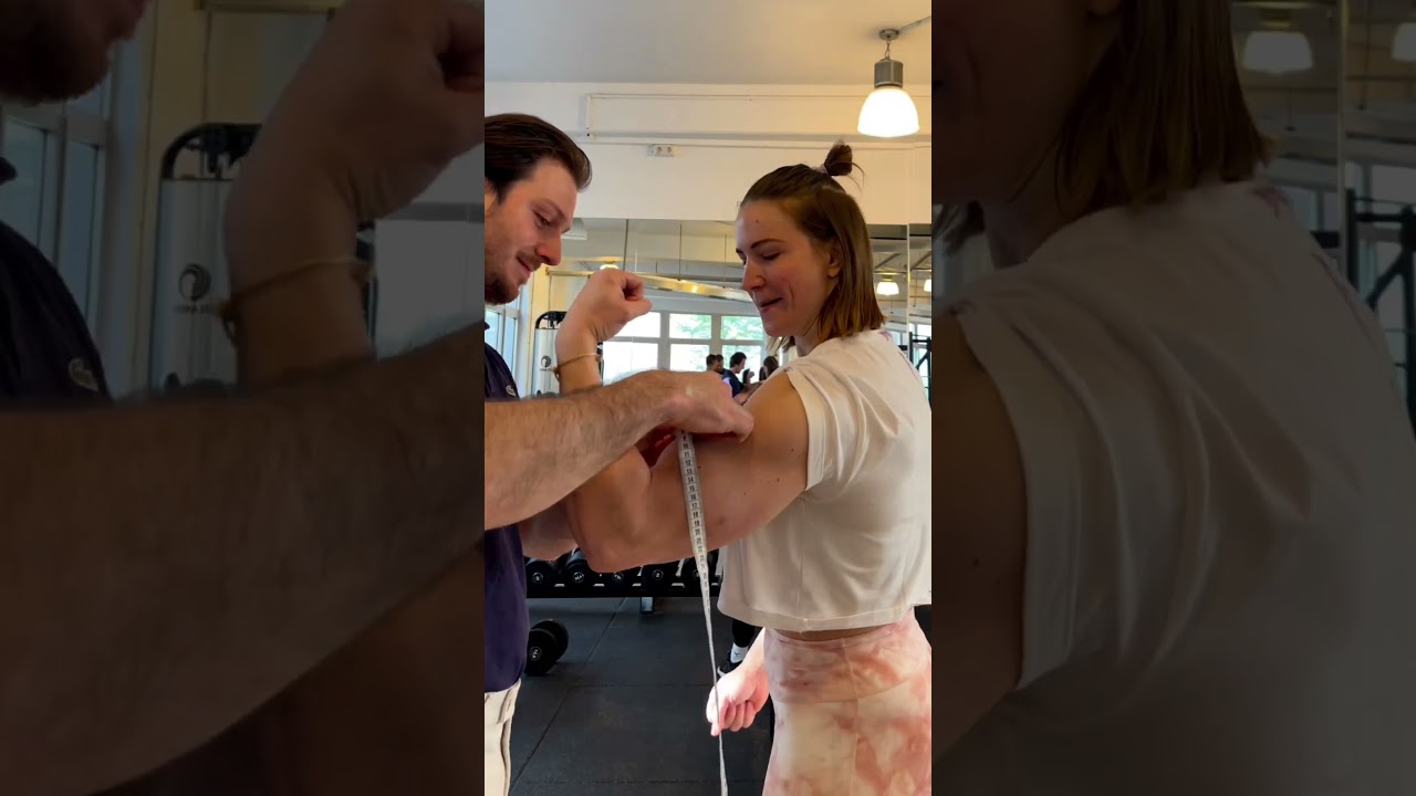 Female power lifter measure her biceps ,40 cm (15 3/4