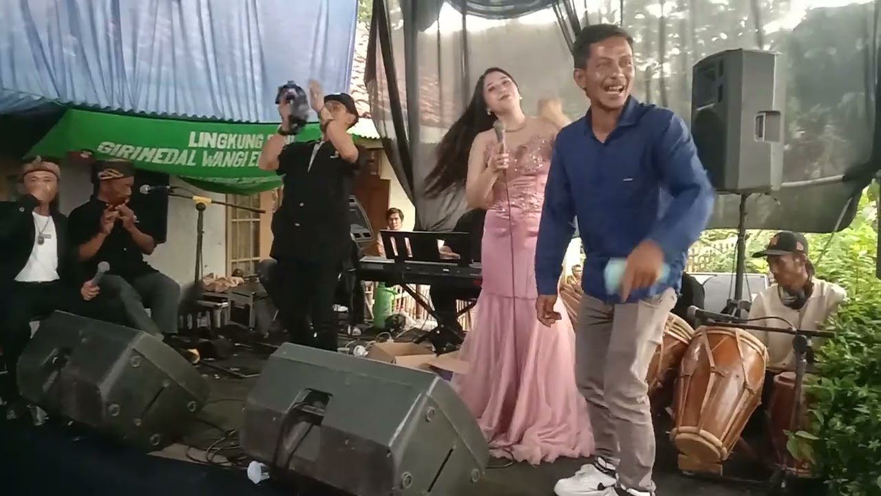 Penganten sama keluarga kaul joged ke panggung 