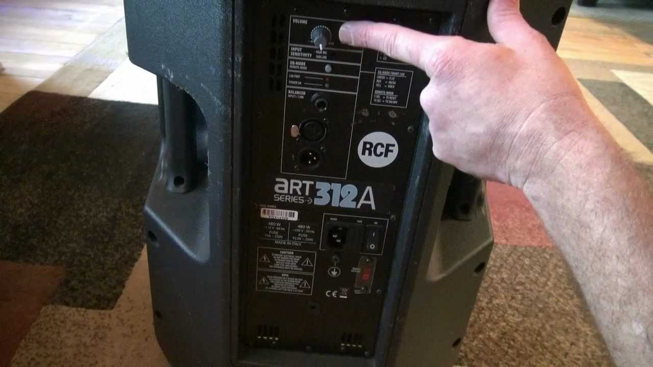 Брайан рассматривает активные колонки RCF ART 312A