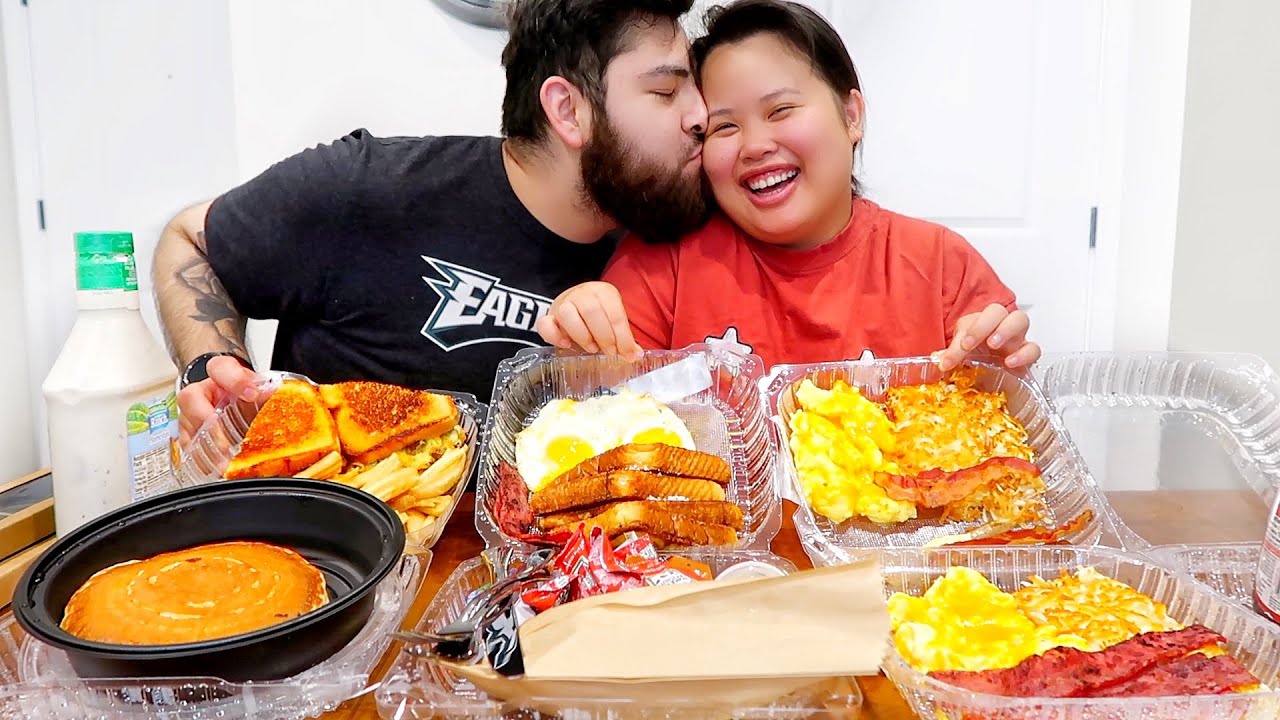 DENNY'S BREAKFAST MUKBANG 먹방 EATING SHOW (Pancakes + Eggs + Bacon + Hash Browns + French Toast)
