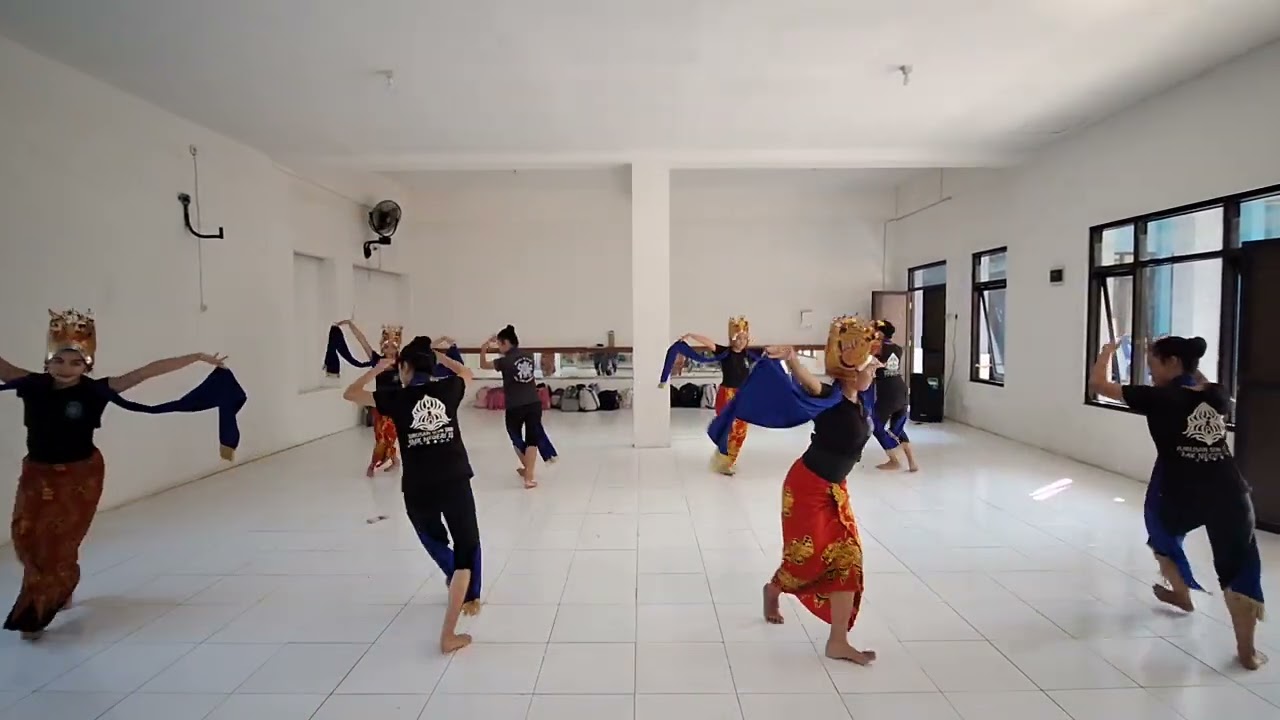 Kelas XI Tari 1 Tari Paju Gandrung berpasangan ( gaya SMKI Jatim )