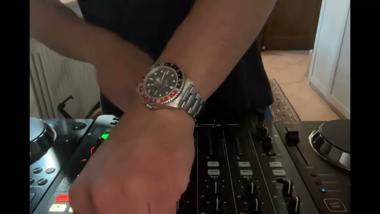 136 TECH PARTY MOOD