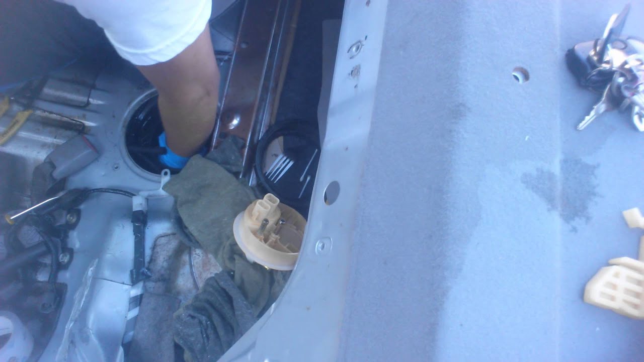 Cómo cambiar la bomba de gasolina de un Nissan Altima 1999 (Parte 1)