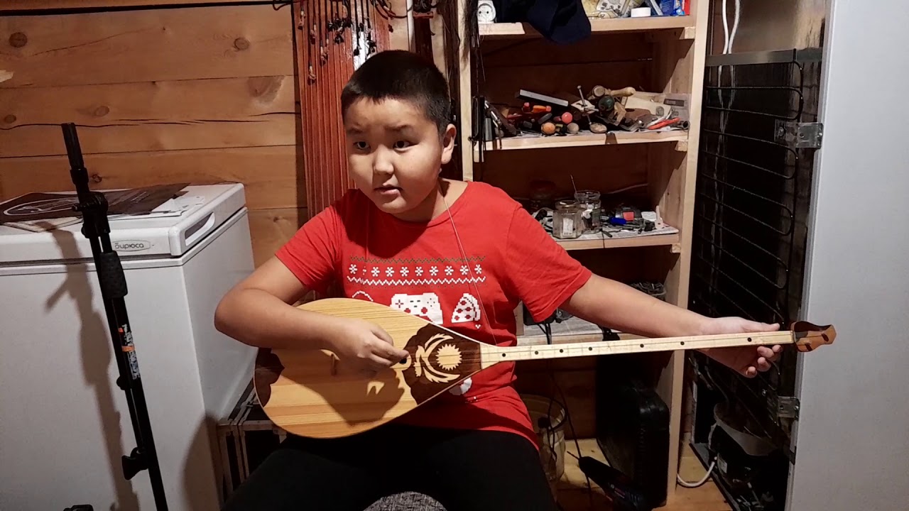 Казахской домбыре учится Максим Саха