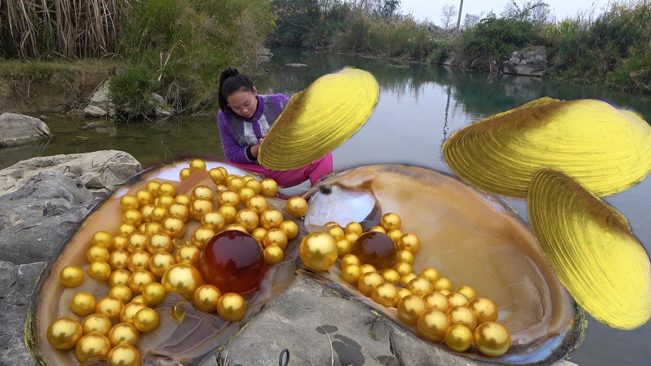 😱🎁The beautiful woman found a golden clam by the river, embedded with countless beautiful pearls