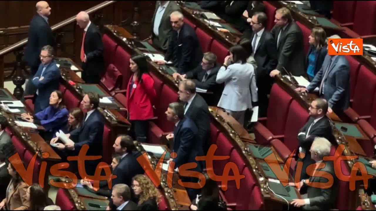 Fornaro batte i pugni e lancia fogli, la rabbia per le critiche di Meloni al Manifesto di Ventotene